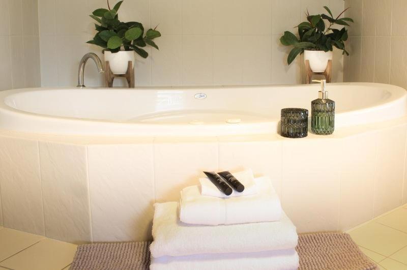 Gordon Gateway Motel Strahan Ngoại thất bức ảnh